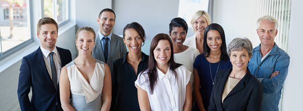 Teamwork, Portrait und glückliche Geschäftsleute, die zusammen für Führung, Management und Vielfalt im Unternehmen stehen. Lächeln auf den Gesichtern von Mitarbeitern, Frauen oder Männern in Gruppenzusammenarbeit und Karrierementalität. - Foto, Bild