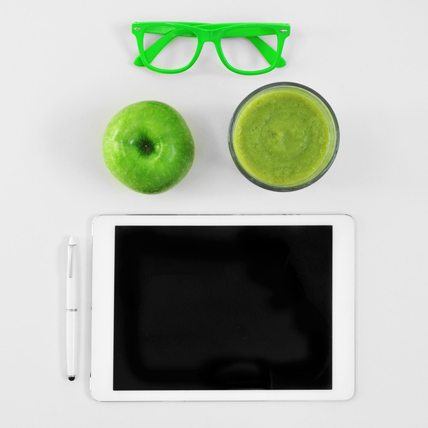 Gafas graduadas, manzana, batido y tableta
 - Foto, imagen
