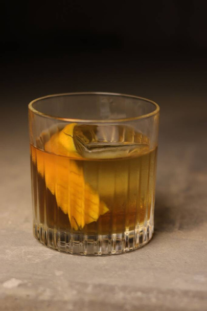 A vertical shot of a cocktail on a wooden background. - Foto, Imagen