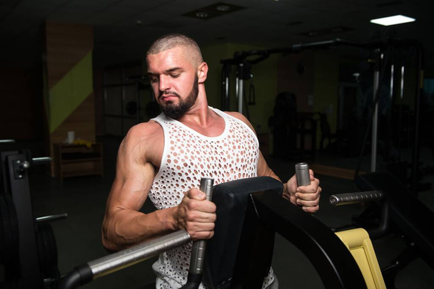 A portrait of an attractive fitness model working out at the gym - Zdjęcie, obraz