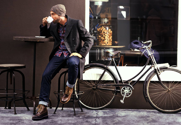 リラックス、カフェ、街のコーヒー、自転車、ファッション、持続可能で炭素排出量の多い人。男性、男とお茶とバイカー、自転車と環境に優しい輸送と通りと屋外. - 写真・画像