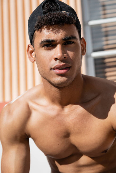 Porträt eines selbstbewussten, sexy jungen kubanischen Mannes mit athletischem Körper auf der Straße in Miami, South Beach - Foto, Bild