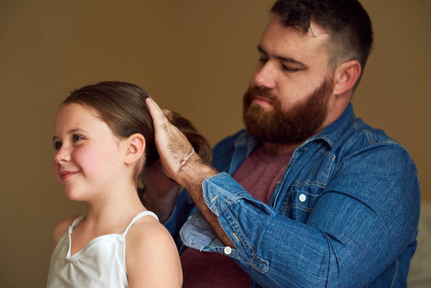 Peinado de papá. un padre cepillando el pelo de sus hijas en casa - Foto, Imagen