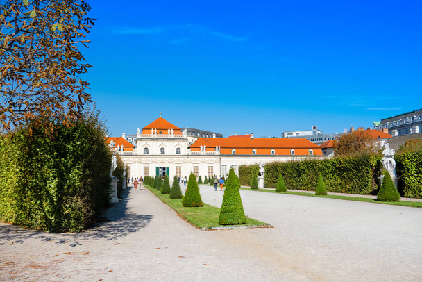 Vídeň, Rakousko - 7. září 2022: Podzimní krajina zahrad Belvedere v paláci Belvedere s výhledem na Dolní Belvedere  - Fotografie, Obrázek