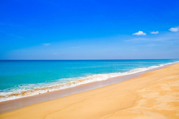 Красивый пейзаж побережья Индийского океана с песчаным пляжем на острове Пхукет, Таиланд - Фото, изображение