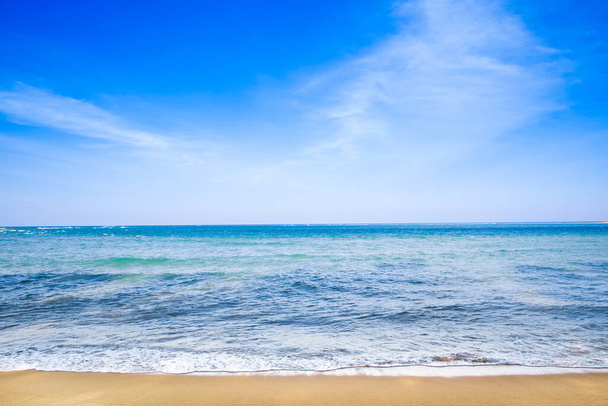 Чудовий пейзаж узбережжя Індійського океану з піщаним пляжем на острові Пхукет (Таїланд). - Фото, зображення