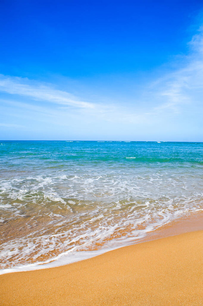 Schöne Landschaft an der Küste des Indischen Ozeans mit Sandstrand auf der Insel Phuket, Thailand - Foto, Bild