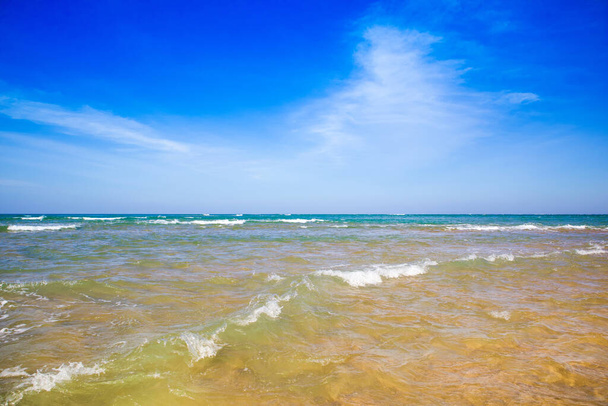 Piękny krajobraz wybrzeża Oceanu Indyjskiego z piaszczystą plażą na wyspie Phuket, Tajlandia - Zdjęcie, obraz