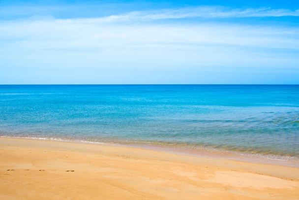 Hermoso paisaje de la costa del Océano Índico con una playa de arena en la isla de Phuket, Tailandia - Foto, Imagen