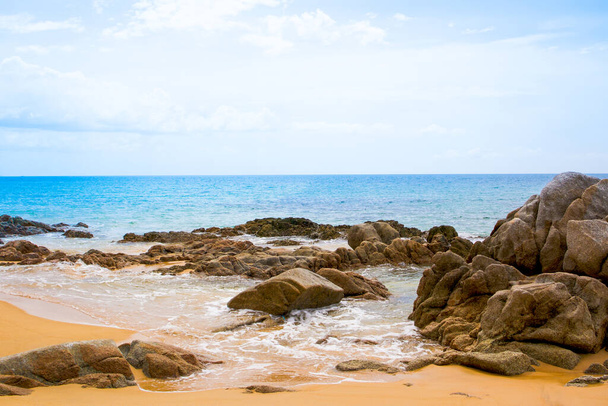 Piękny krajobraz wybrzeża Oceanu Indyjskiego z piaszczystą plażą na wyspie Phuket, Tajlandia - Zdjęcie, obraz