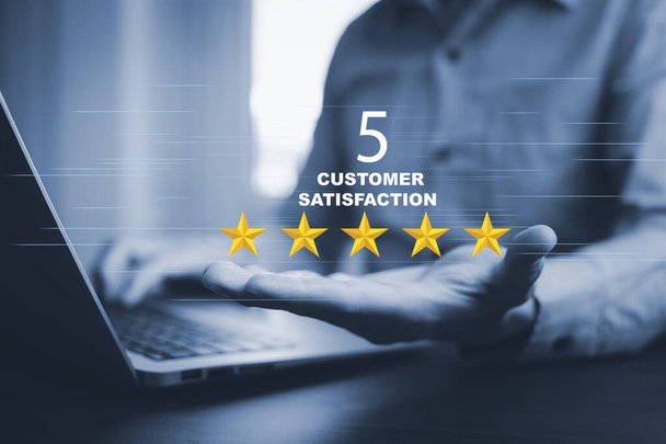 Business people Hand hold Customer review satisfaction survey concept, Οι χρήστες δίνουν μια αξιολόγηση για την εμπειρία των υπηρεσιών σχετικά με την online εφαρμογή, υπηρεσία που οδηγεί σε κατάταξη φήμη  - Φωτογραφία, εικόνα