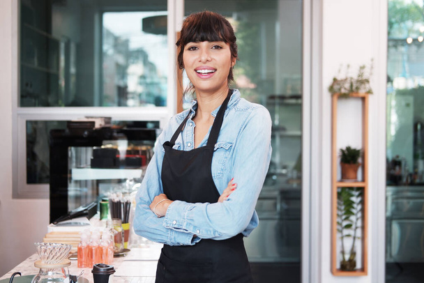 Blanke jonge barista vrouw draagt schort staan en glimlacht blij in bar bar bar. Opstarten voor coffeeshop en cafe ondernemer concept. - Foto, afbeelding