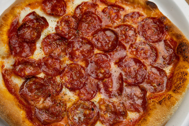 leckere italienische Pizza auf einem Holztisch - Foto, Bild