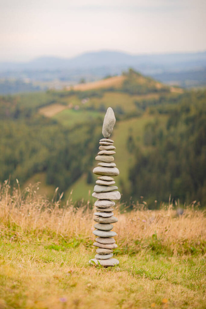 Colunas de pedras cuidadosamente equilibradas uma em cima da outra, exibindo uma sensação de calma e concentração - Foto, Imagem