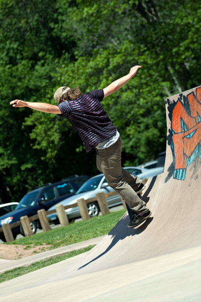 Skateboarder Riding Skate Ramp - Foto, Imagen