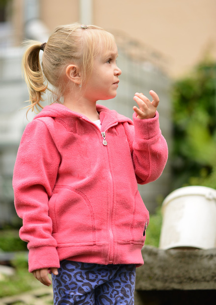 una niña en un jardín - Foto, Imagen