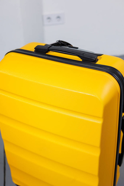 Sárga fényes bőrönd turistautakhoz. Kiváló minőségű sárga bőrönd - Fotó, kép