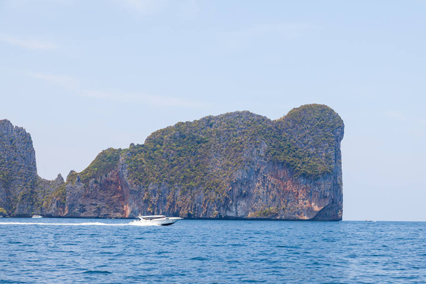 eiland en boot in Thailand andamaanse zee. reizen tijdens vakantie naar de hete landen van Azië. - Foto, afbeelding