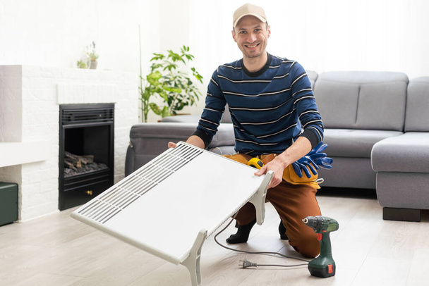 Modern elektromos fűtés a padlón otthon. a mester megjavítja az elektromos fűtőberendezést - Fotó, kép