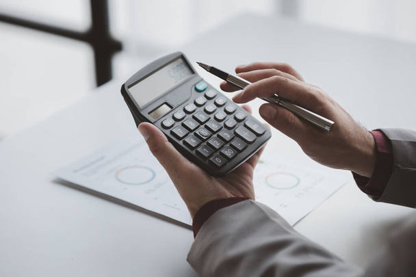 A financier is reviewing company financial documents, monthly financial statement summary from the finance department. The concept of managing the company's finances for accuracy and growth. - Foto, imagen