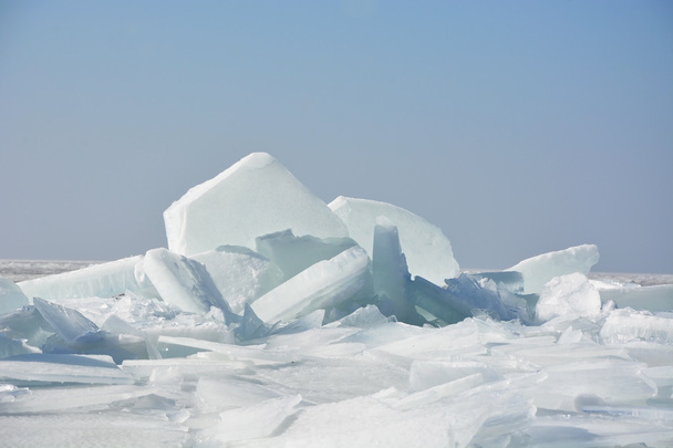 Hummock на березі замерзле море - Фото, зображення
