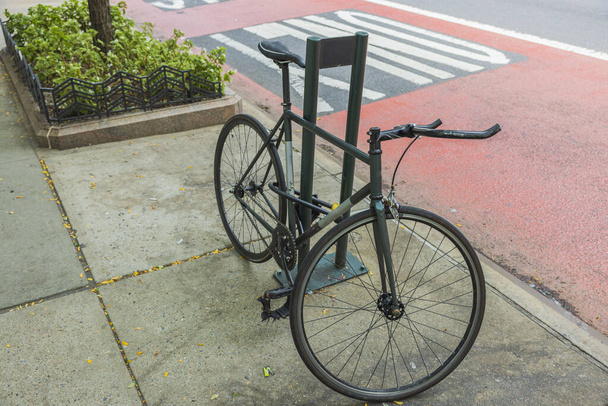 Widok na zaparkowany rower na parkingu przy ulicy Nowy Jork na Manhattanie. Nowy Jork. Stany Zjednoczone.  - Zdjęcie, obraz