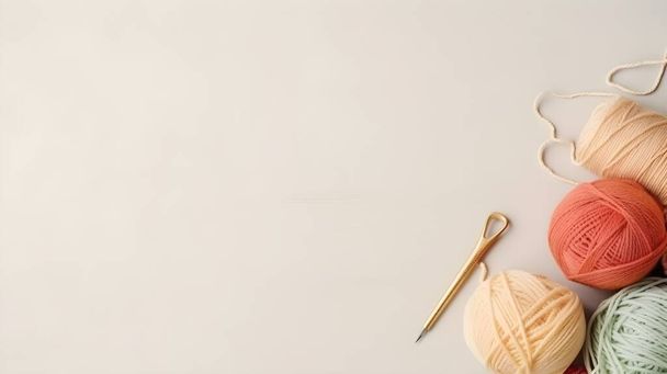 Хобби вязания и вязания. Красочные пряжи, вязальные иголки на столе, с копировальным пространством, плоским слоем и деревянным фоном. - Фото, изображение