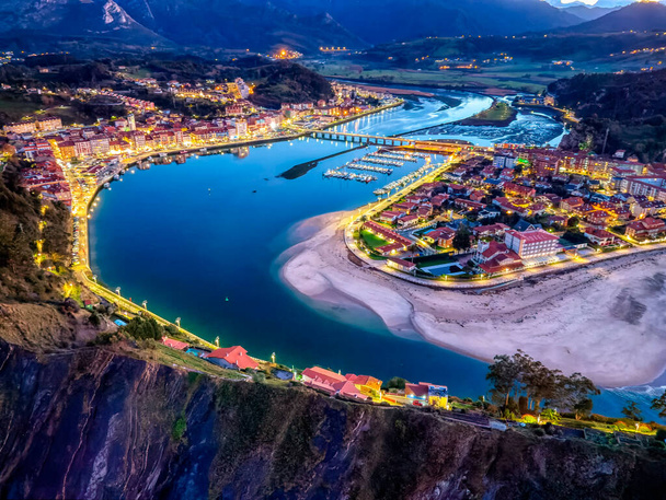 Aerial view of Ribadesella ja sen suisto auringonlaskun aikaan Asturias, Espanja. - Valokuva, kuva