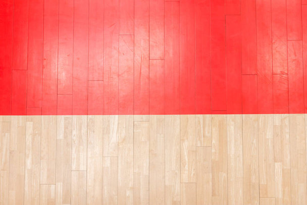 Dřevěný podlahový volejbal, basketbal, badminton, futsal, házené. Dřevěná podlaha sportovní haly s vyznačovacími linkami na dřevěné podlaze vnitřní, tělocvična - Fotografie, Obrázek