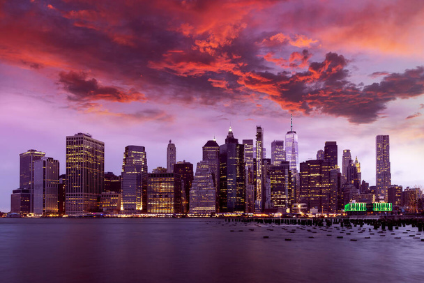 Manhattan panorama v New Yorku, ukazuje působivou architekturu a moderní město v noci - Fotografie, Obrázek