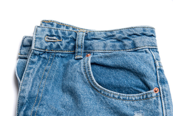 Jeans isoliert auf weißer Nahaufnahme, Jeanstasche isoliert auf Hose - Foto, Bild