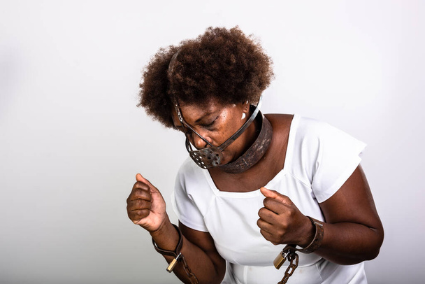 Retrato de una mujer negra con cadenas alrededor de su cuerpo y una máscara de hierro sobre su boca. La esclavitud en Brasil. Esclavo Anastacia. - Foto, Imagen