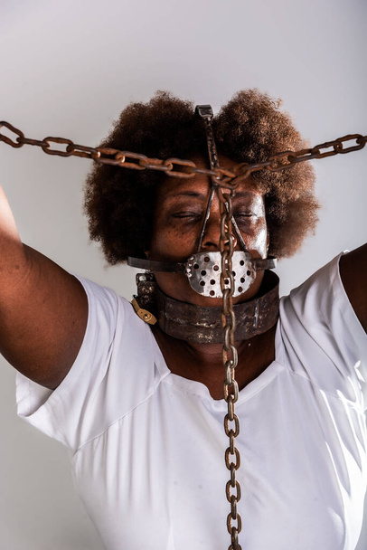 Портрет черной женщины в цепях, представляющей рабыню Анастасию. Рабство в Бразилии. - Фото, изображение