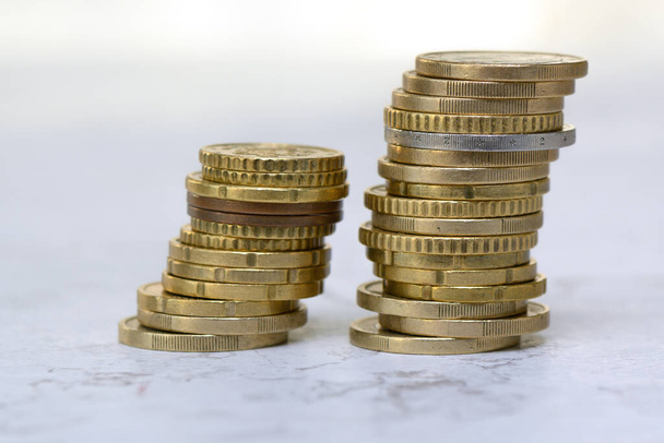 uma pilha de moedas de euro num fundo cinzento, moedas de euro cêntimo 1 - Foto, Imagem
