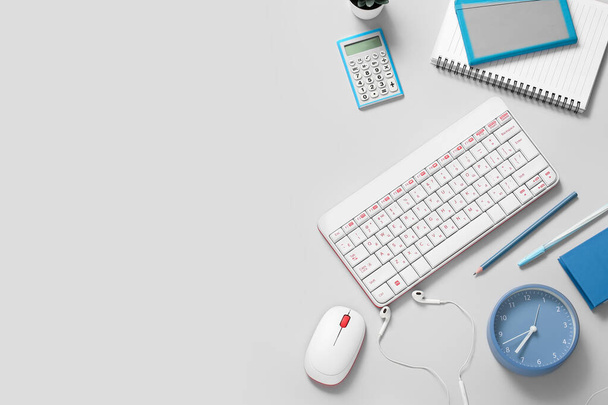 Beyaz arkaplanda klavye, fare, saat ve kulaklık bileşimi - Fotoğraf, Görsel