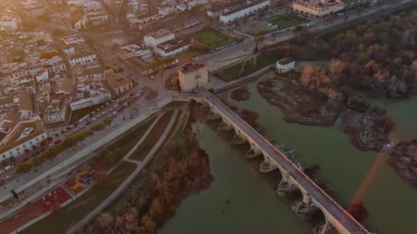 İspanya 'nın güneyindeki Endülüs, Cordoba' nın tarihi merkezinde bir köprü olan Cordoba 'nın Roma Köprüsü' nün Havadan Görünümü Çekimi - Video, Çekim