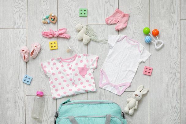 Stílusos ruhák és játékok a baba könnyű fa háttér - Fotó, kép