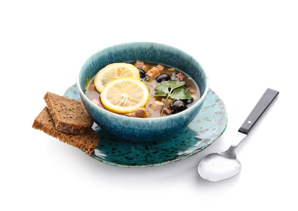 Tigela de saborosa sopa Hodgepodge com pão sobre fundo branco - Foto, Imagem