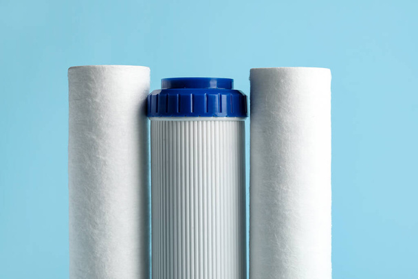 Novos cartuchos de filtro de água no fundo azul, close-up - Foto, Imagem