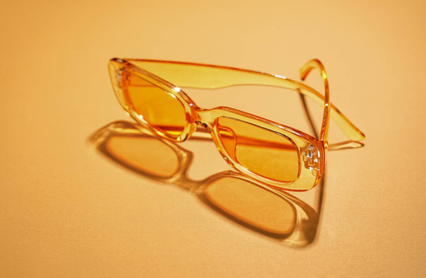 Occhiali da sole moderni su sfondo arancione - Foto, immagini