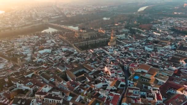 Aerial Drone Footage of the Historic Mosque Cathedral of Cordoba, Andalúzia, Spanyolország, a UNESCO Világörökség része - Felvétel, videó