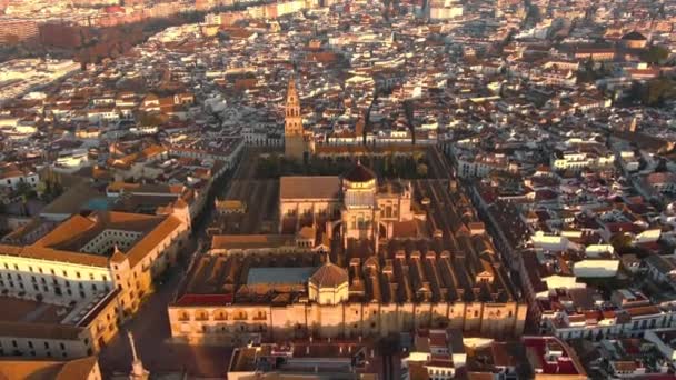Aerial Drone Footage of the Historic Mosque Cathedral of Cordoba, Andalúzia, Spanyolország, a UNESCO Világörökség része - Felvétel, videó