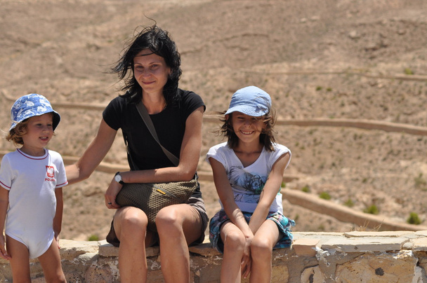 Famiglia per una passeggiata in Tunisia. Madre e figli. Passeggiata e divertimento
 - Foto, immagini