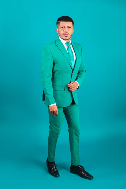 Чернокожий бразилец в костюме и зеленом галстуке, бизнесмен. полное фото тела. - Фото, изображение