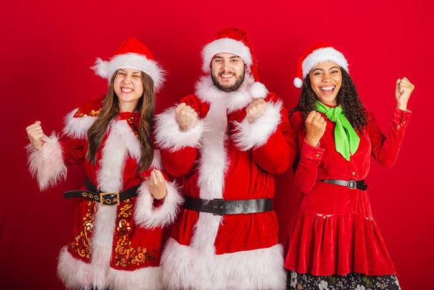 amigos brasileños, con ropa de Navidad, Santa Claus. celebrando. - Foto, Imagen