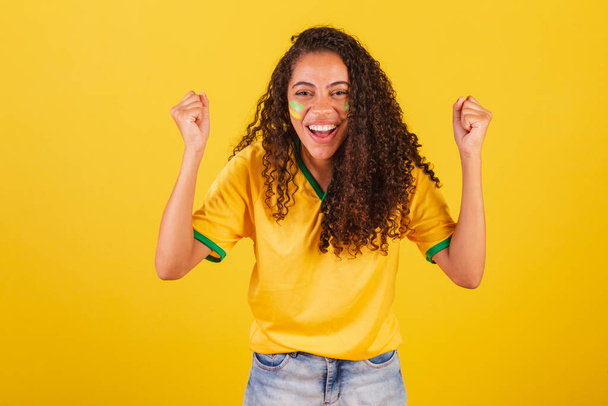 Young black Brazilian woman, soccer fan. celebrating and celebrating. - Fotoğraf, Görsel