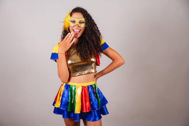 Beautiful black Brazilian woman, with frevo clothes, carnival. Using mask, inviting, wow, amazing. - Foto, imagen
