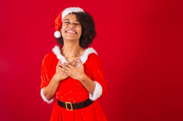 bella donna brasiliana nera vestita da Babbo Natale, mamma claus, gratitudine - Foto, immagini