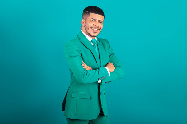 Brazilian black man, dressed in suit and green tie, Businessman. with arms crossed, looking at camera. - Fotografie, Obrázek