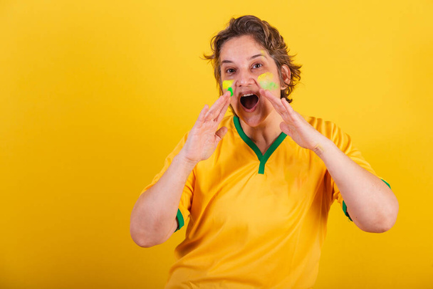 adult adult woman, brazil soccer fan, screaming promotion. - Φωτογραφία, εικόνα